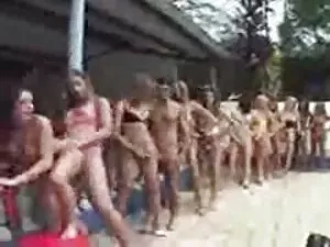 Grazioso in piscina  ...